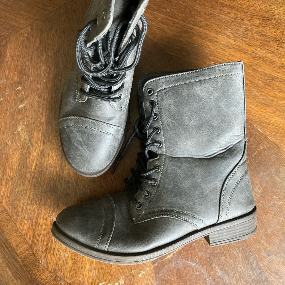 Combat boots